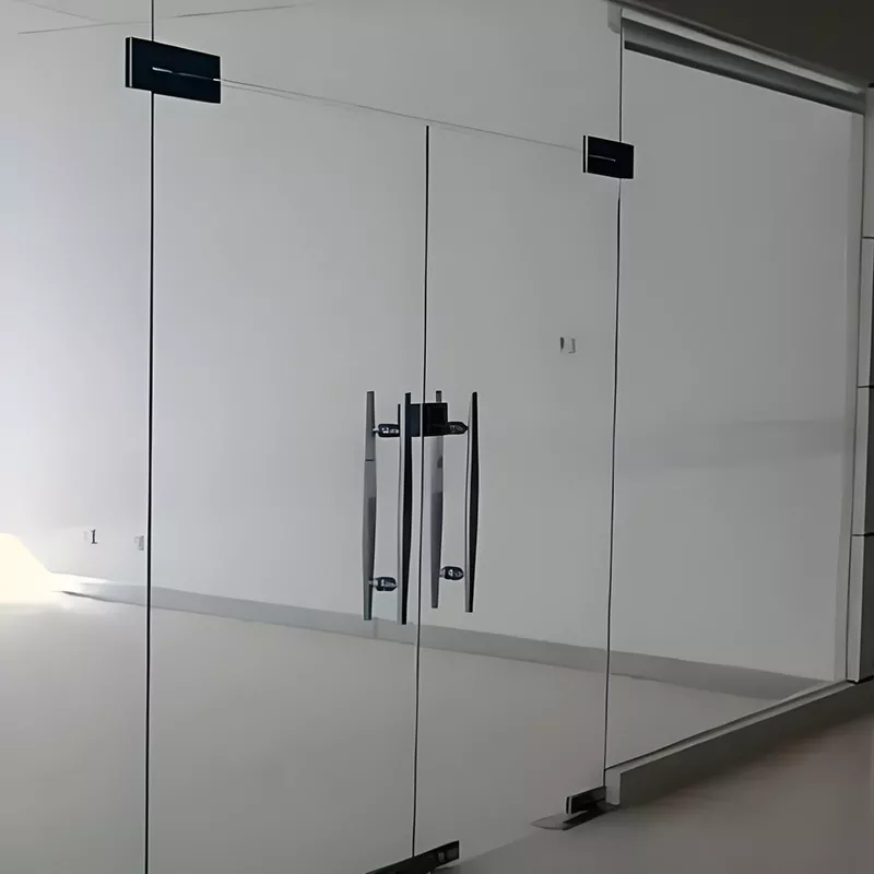 ¿Cómo mejora una puerta de cristal su espacio?